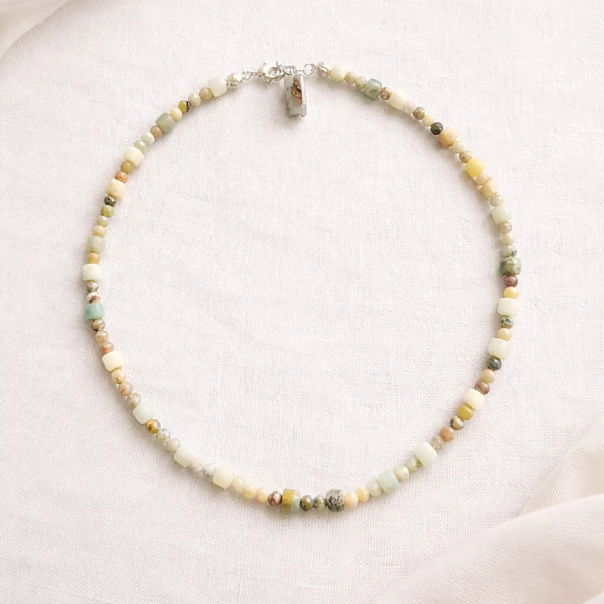 Amazonit ve akik doğal taşlardan üretilmiş, 925 ayar gümüş detaylı el yapımı tasarım kolye