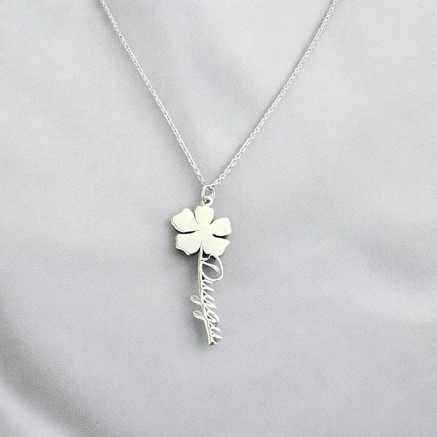 gümüş yonca detaylı isimli kolye